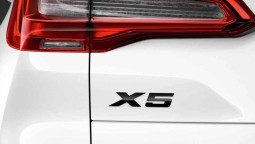 Черная эмблема BMW X5